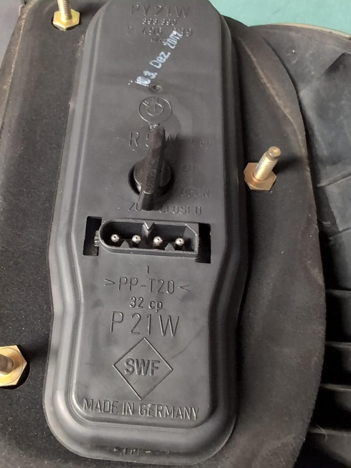 BMW E39 5 SERIES PASSENGER SIDE  (N/S) REAR OUTER LIGHT CLUSTER #6902531