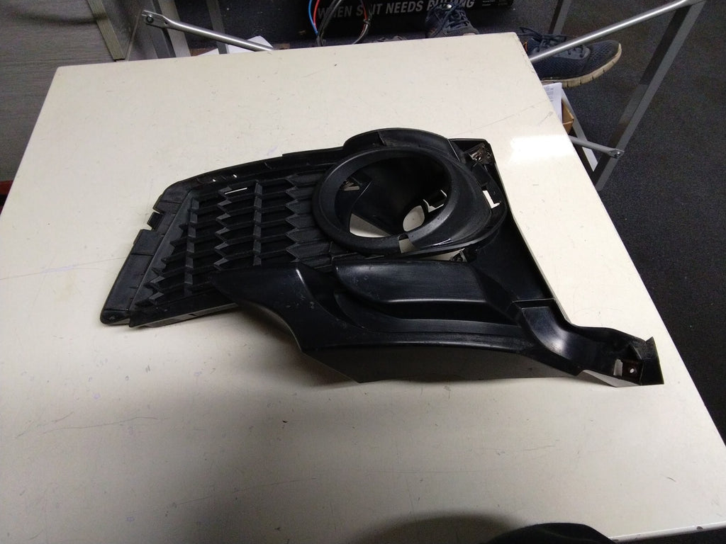 BMW E93 3 SERIES LCI COUPE FRONT (N/S) BUMPER FOG LIGHT BRACKET #8048773