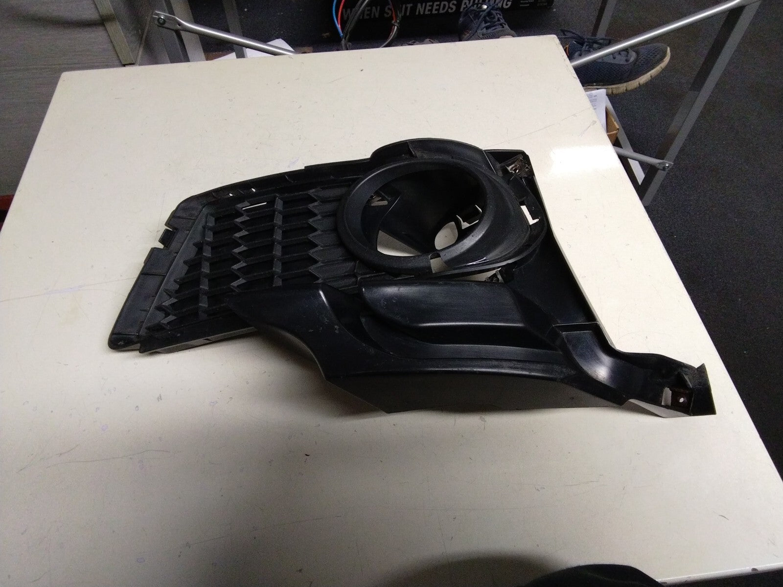BMW E93 3 SERIES LCI COUPE FRONT (N/S) BUMPER FOG LIGHT BRACKET #8048773