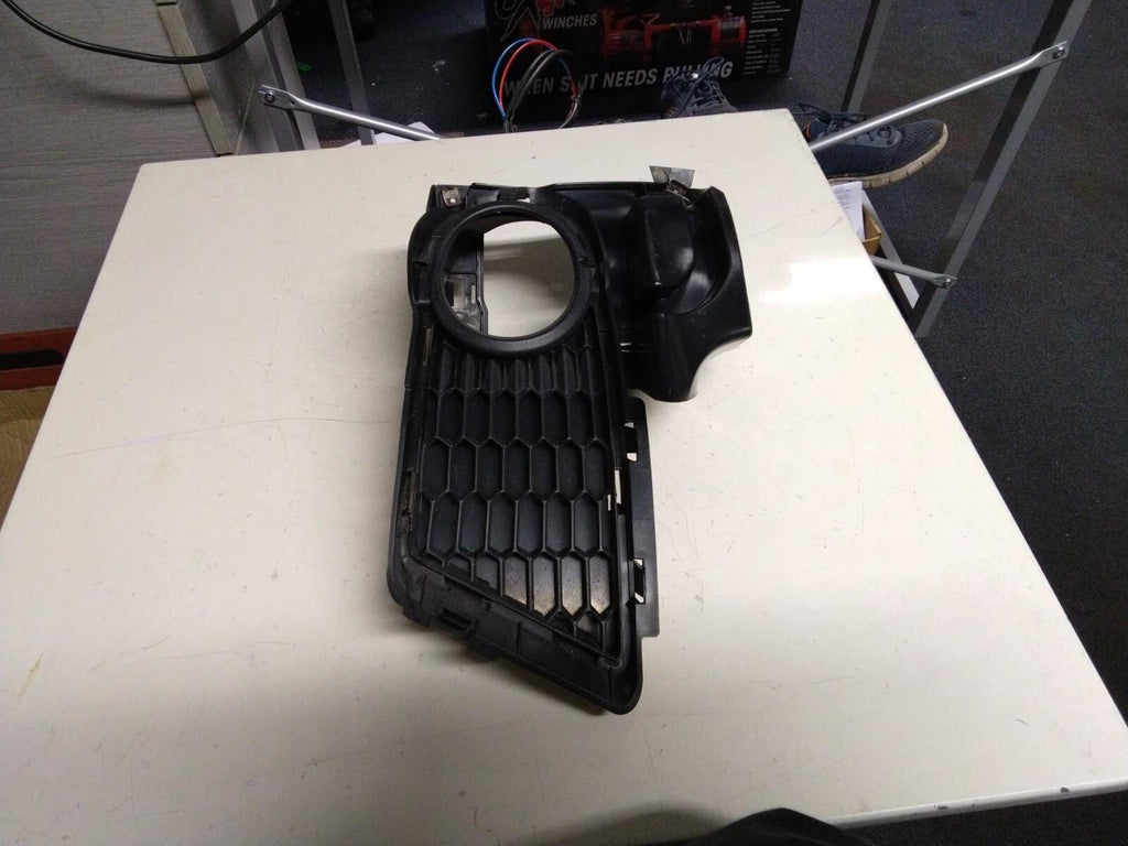 BMW E93 3 SERIES LCI COUPE FRONT (N/S) BUMPER FOG LIGHT BRACKET #8048773