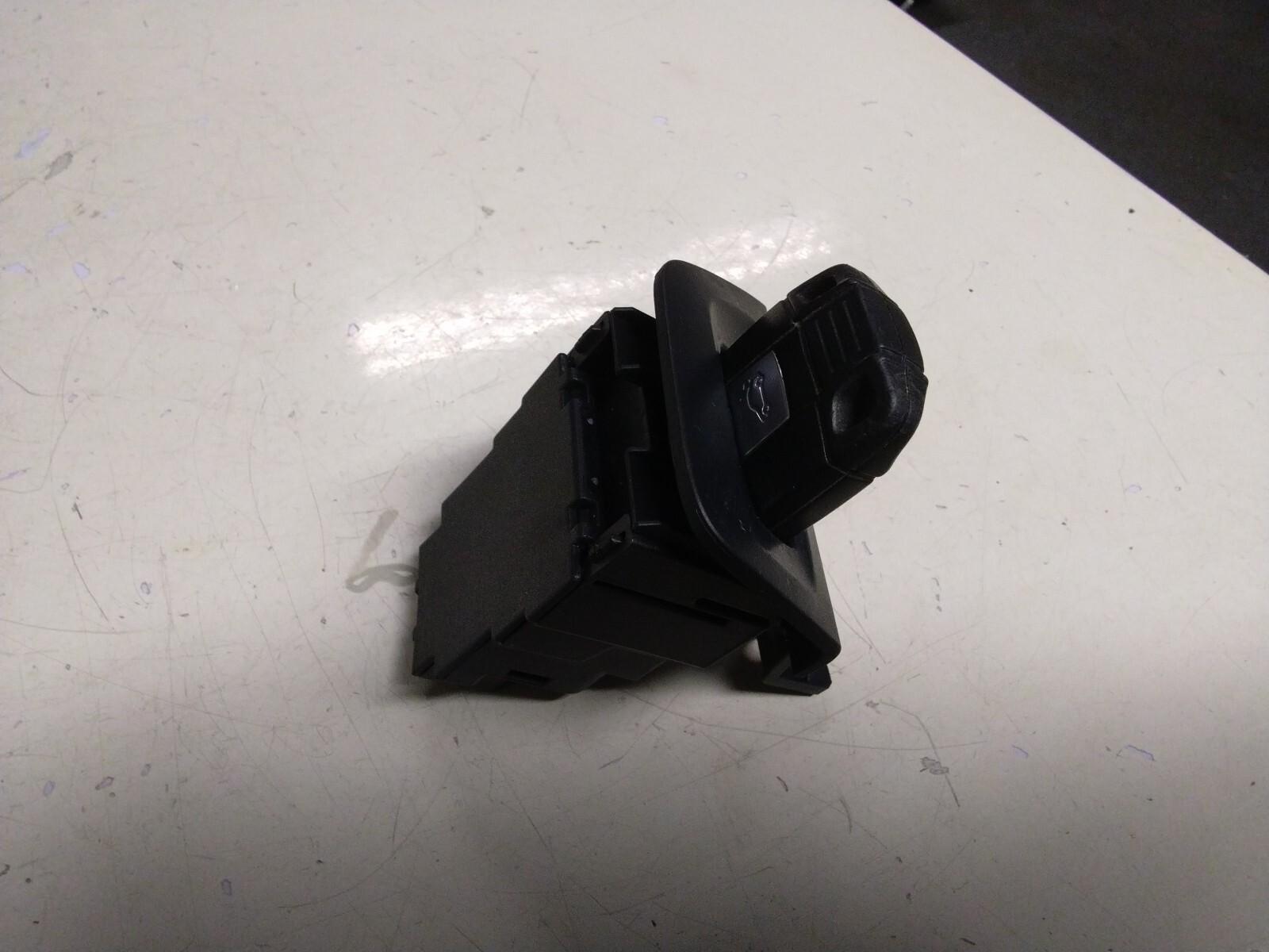 BMW E82 1 SERIES IGNITION KEY READER AND KEY 6954718