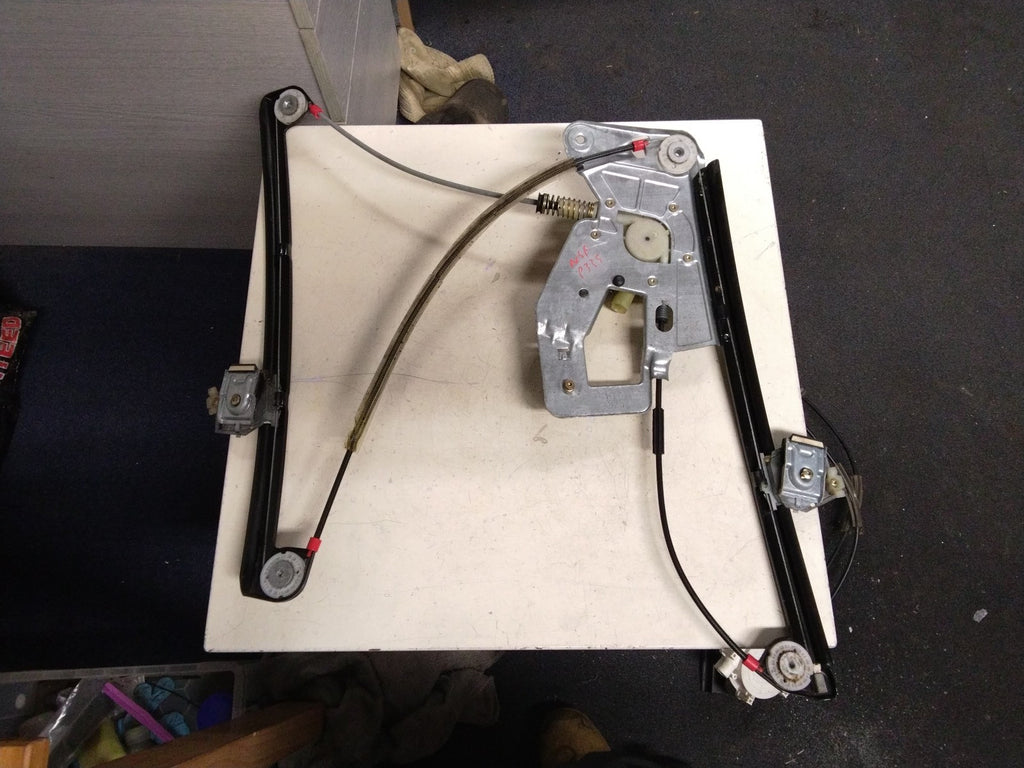 BMW E39 5 SERIES PASSENGER (N/S) FRONT WINDOW REGULATOR AND MOTOR 8252391