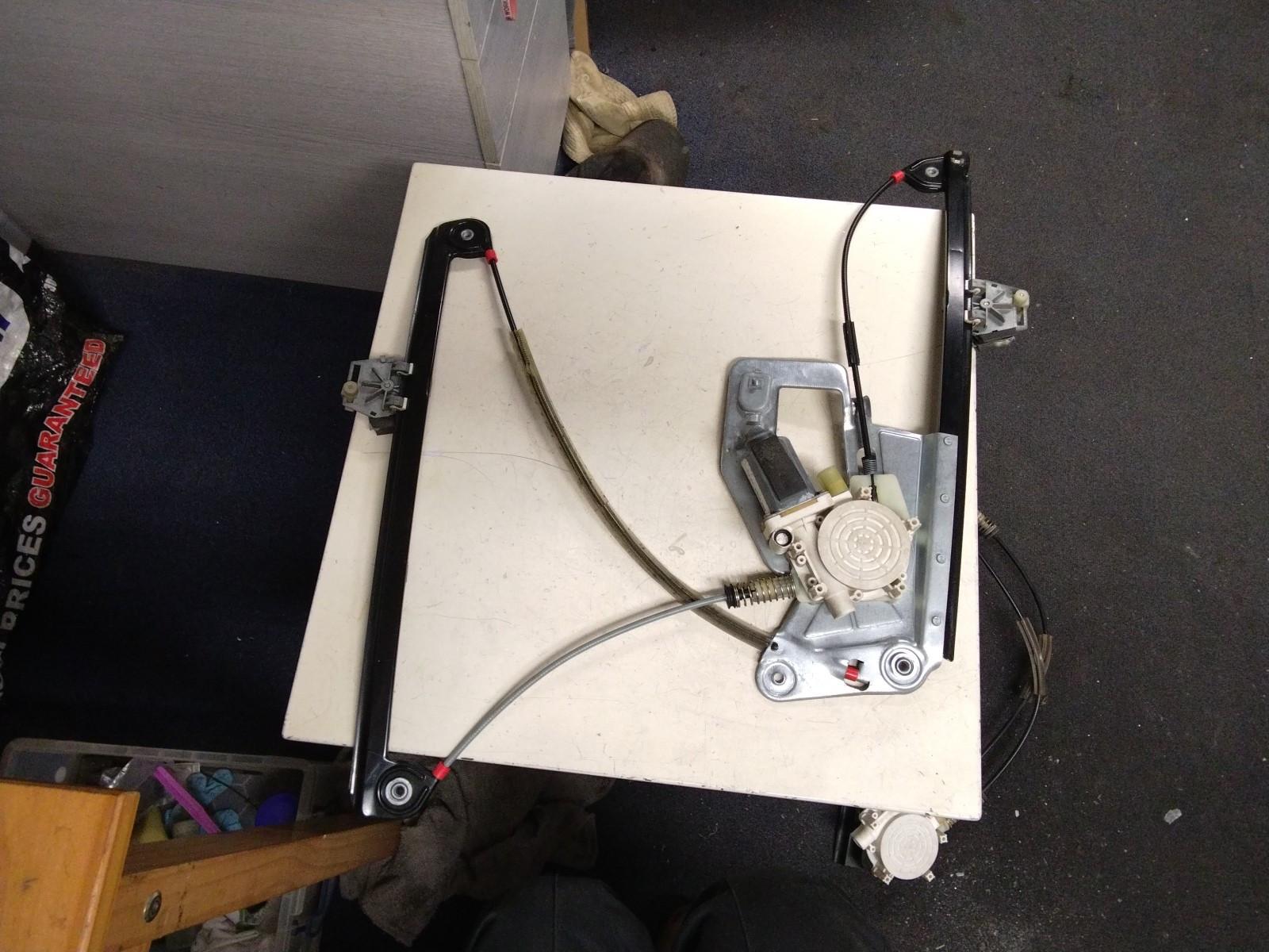 BMW E39 5 SERIES PASSENGER (N/S) FRONT WINDOW REGULATOR AND MOTOR 8252391