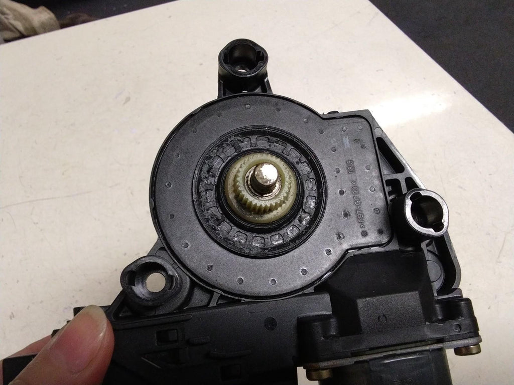 AUDI A4 B6 PASSENGER (N/S) FRONT WINDOW MOTOR 8E0959801B