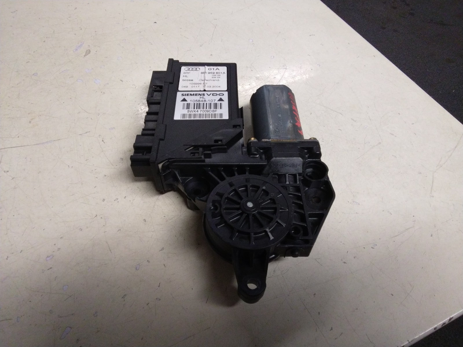 AUDI A4 B6 PASSENGER (N/S) REAR WINDOW MOTOR 8E0959801A