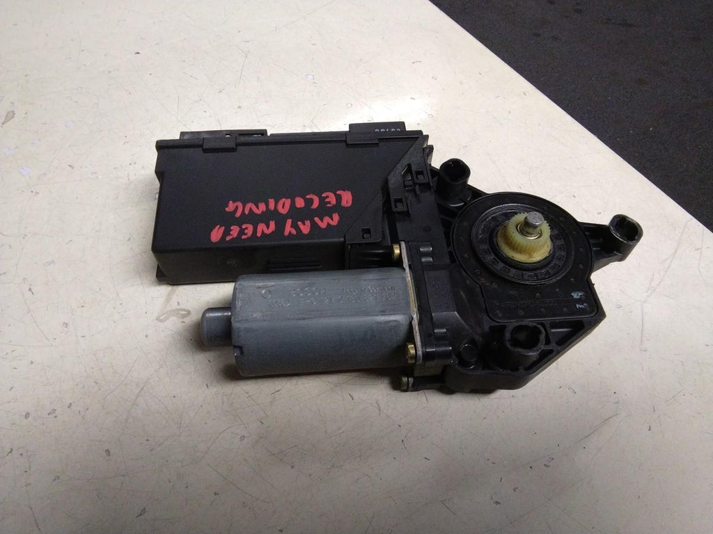AUDI A4 B6 PASSENGER (N/S) REAR WINDOW MOTOR 8E0959801A