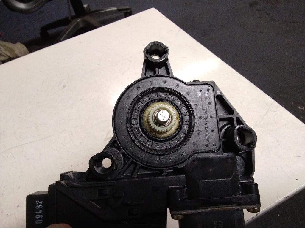 AUDI A4 B6 PASSENGER (N/S) REAR WINDOW MOTOR 8E0959801A