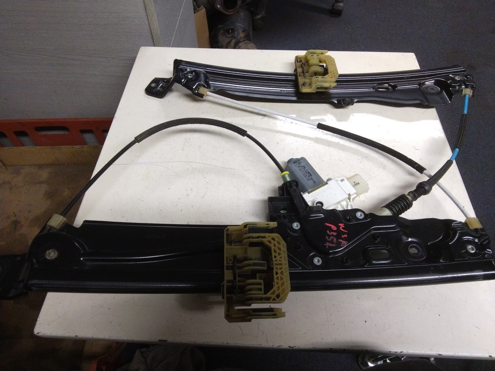 BMW F11, F10 5 SERIES PASSENGER (N/S) WINDOW REGULATOR AND MOTOR 7182111