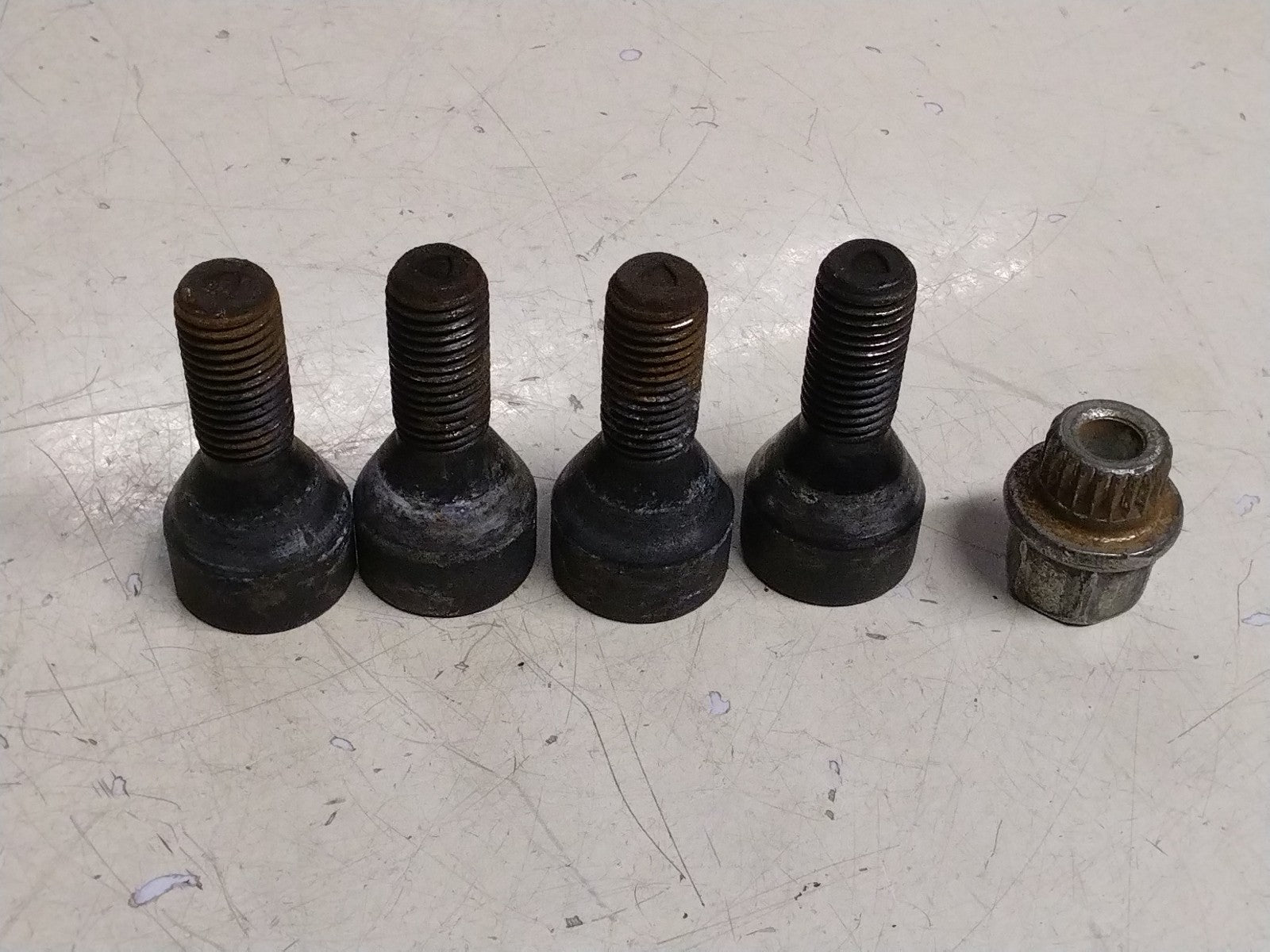 BMW E92 3 SERIES  SET OF FOUR LOCKING WHEEL NUTS AND KEY.