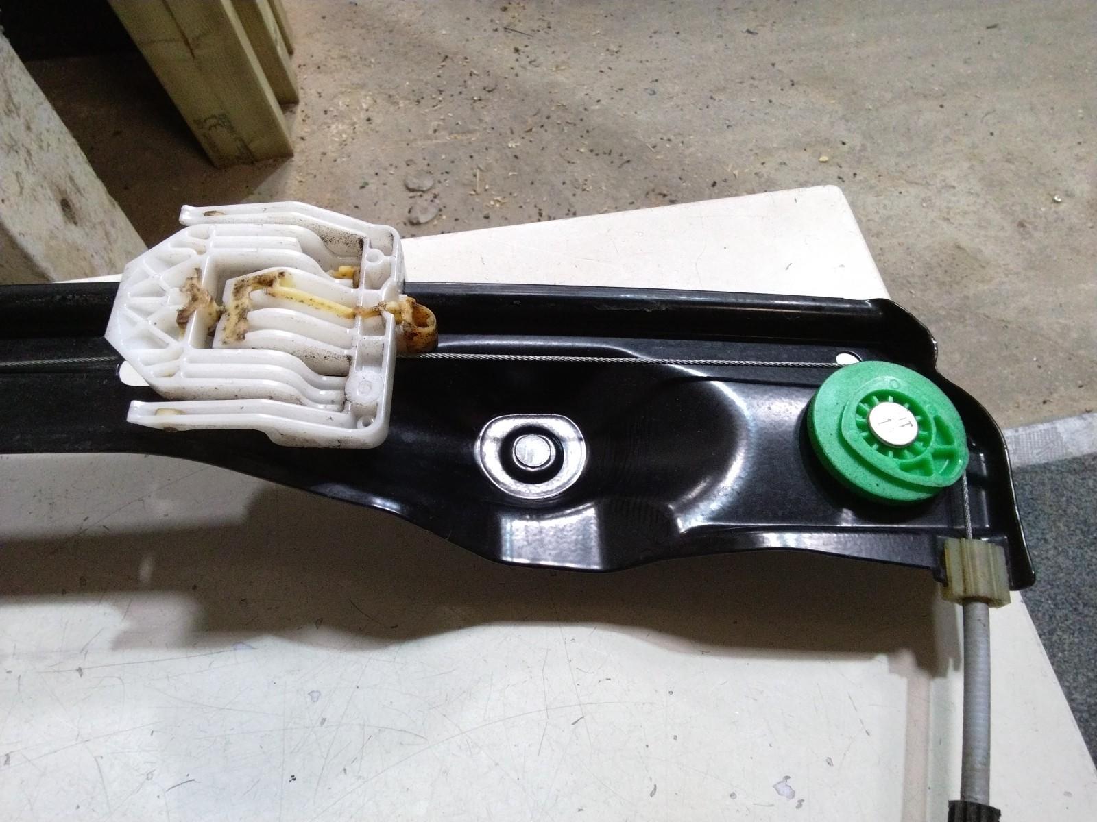 BMW E84 X1 PASSENGER (N/S) FRONT WINDOW REGULATOR AND MOTOR 2990293
