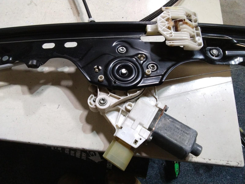 BMW E84 X1 PASSENGER (N/S) FRONT WINDOW REGULATOR AND MOTOR 2990293
