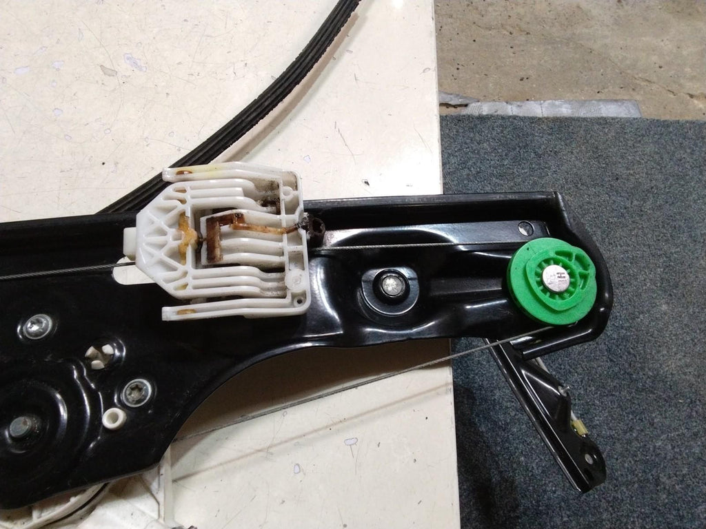 BMW E84 X1 PASSENGER (N/S) FRONT WINDOW REGULATOR AND MOTOR 2990293