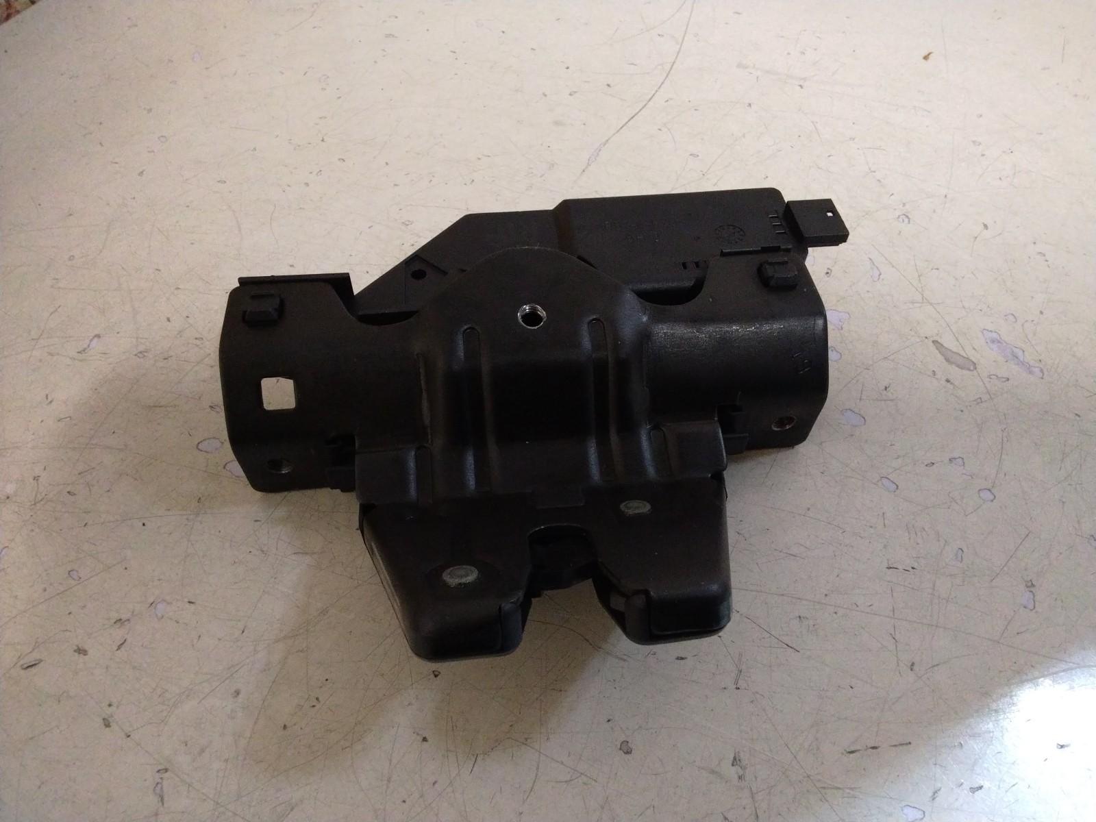 BMW E90 3 SERIES BOOT/TAILGATE LOCK MECHANISM #8196401