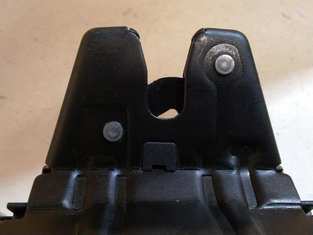 BMW E90 3 SERIES BOOT/TAILGATE LOCK MECHANISM #8196401