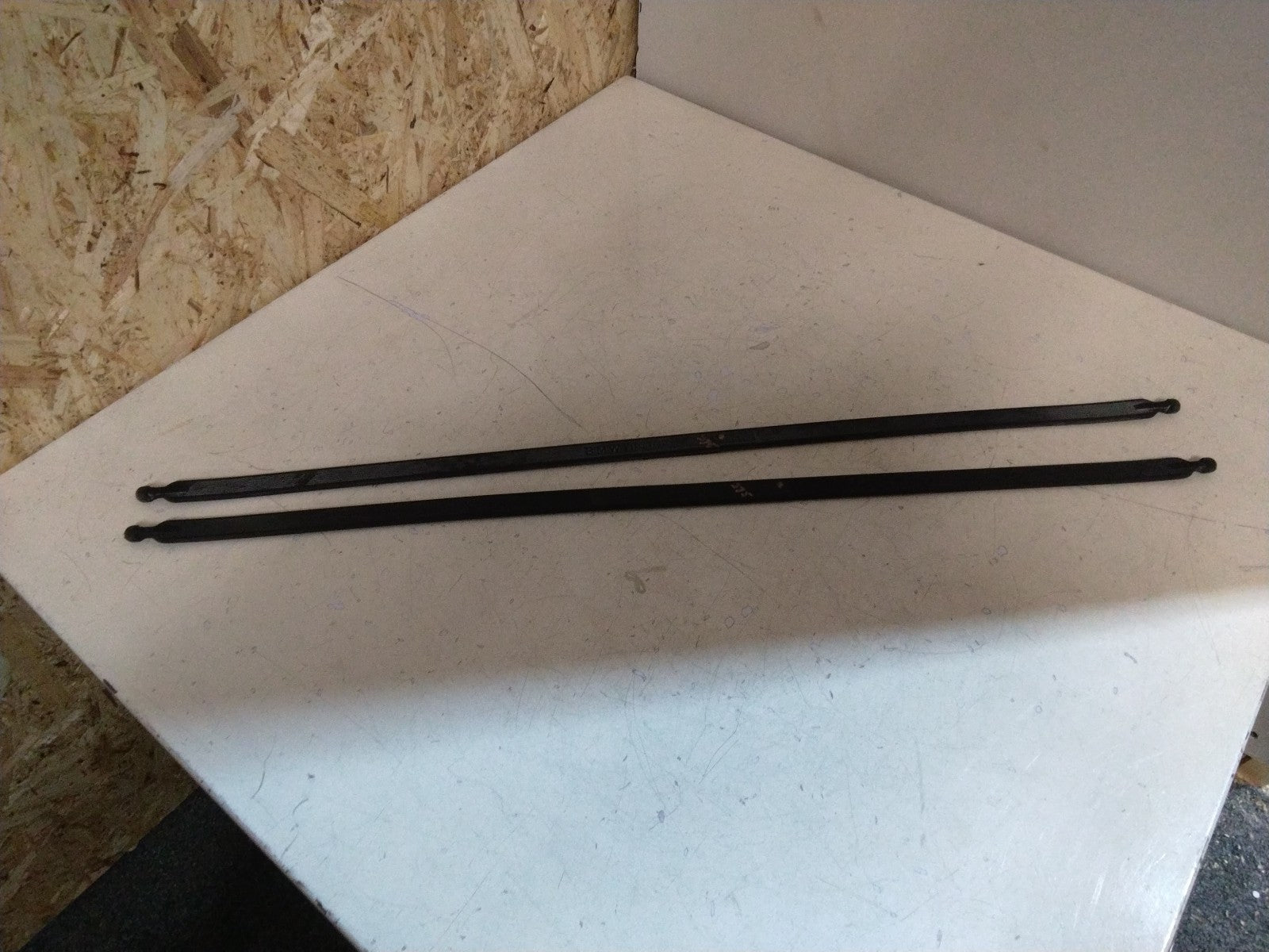 BMW E39 5 SERIES BOOT LUGGAGE TIE DOWN STRAPS (x2) 8136450