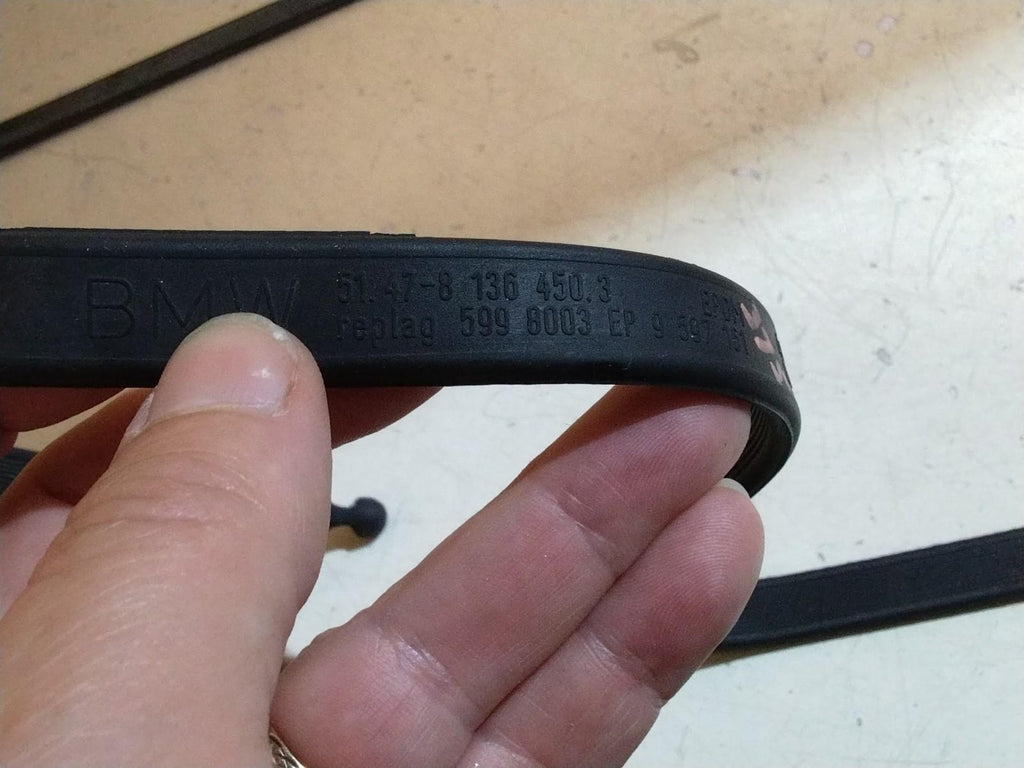 BMW E39 5 SERIES BOOT LUGGAGE TIE DOWN STRAPS (x2) 8136450
