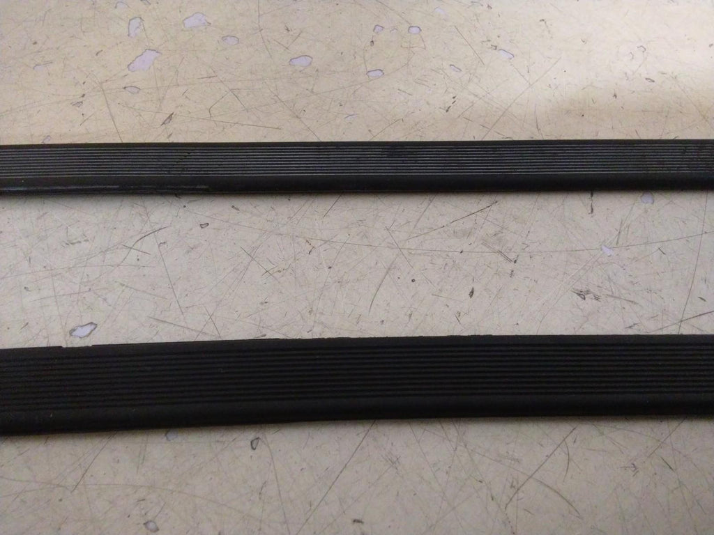 BMW E39 5 SERIES BOOT LUGGAGE TIE DOWN STRAPS (x2) 8136450