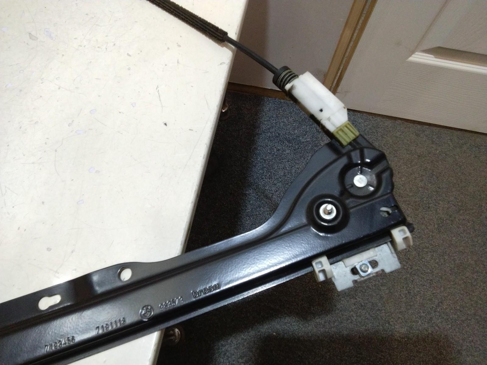 BMW E93 3 SERIES DRIVERS (O/S) FRONT WINDOW REGULATOR AND MOTOR #7193456