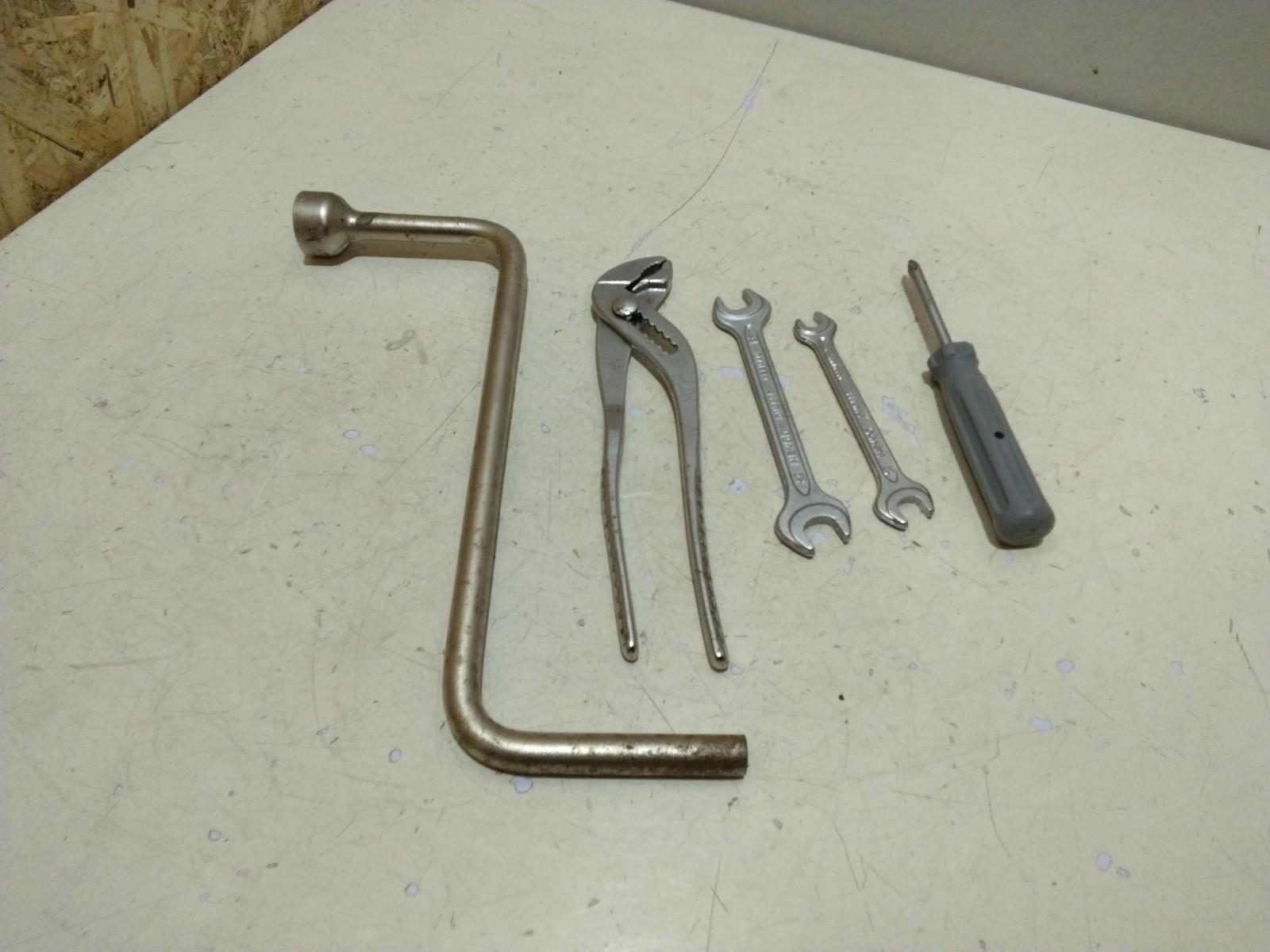 BMW E39 5 SERIES SET OF FIVE BMW/HEYCO TOOLS - RD DESC