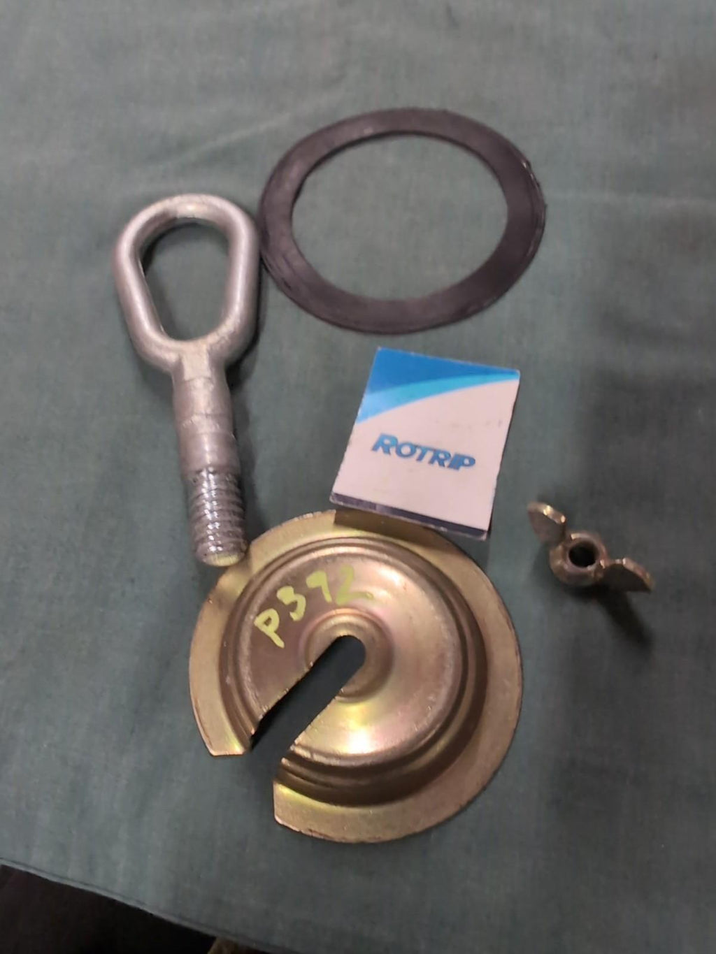 BMW E39 5 SERIES TOWING EYE & SPARE WHEEL CLAMP AND WING NUT (P392)