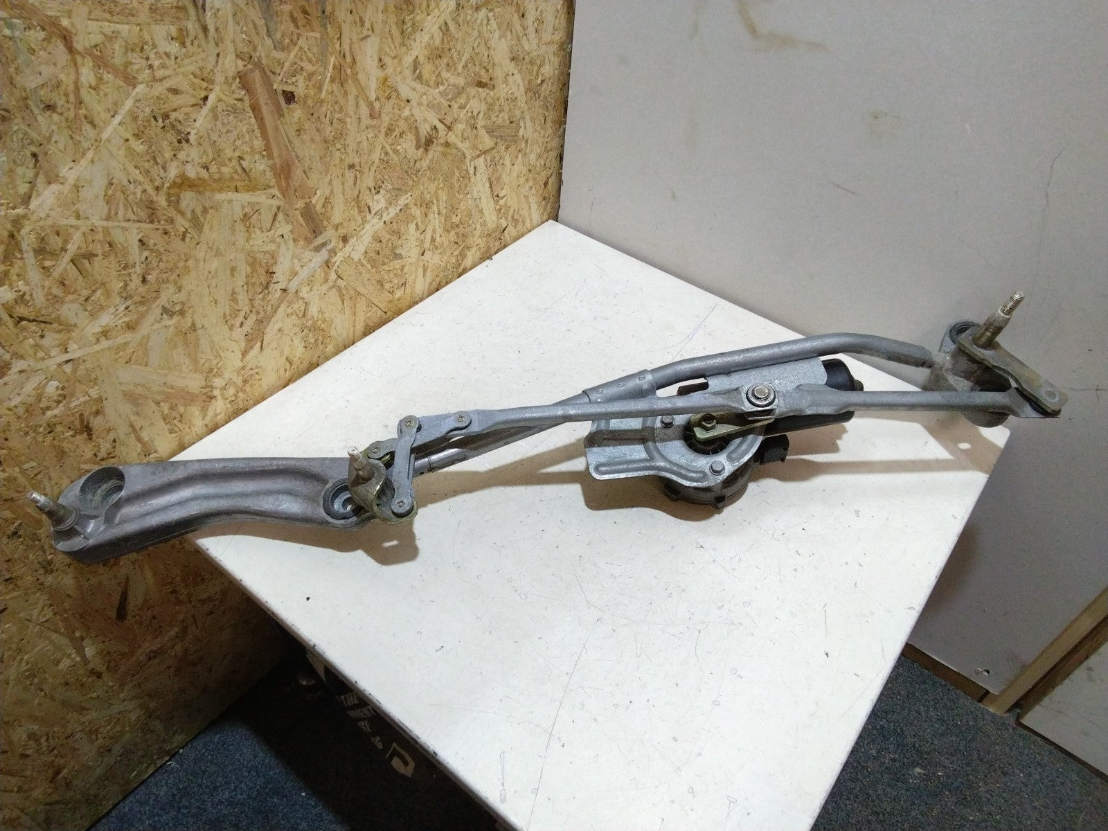 BMW E39 5 SERIES WIPER MOTOR AND LINKAGE #8259247